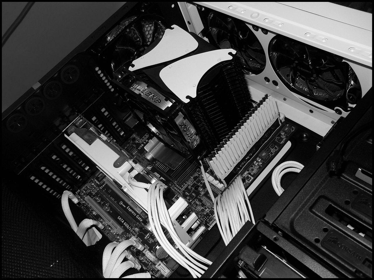 [04/01/2012] Schwarz-weiße Corsair-500R-Casemod: Mehr Kontrast geht nicht (69)