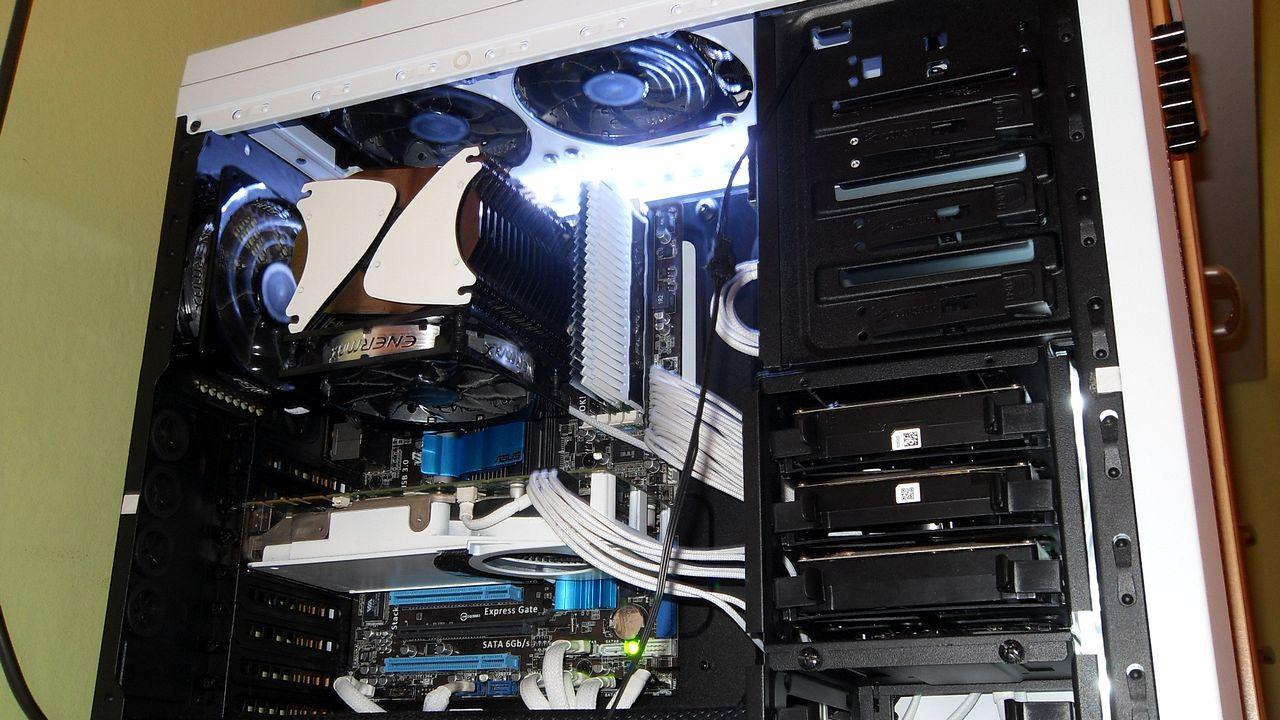 [04/01/2012] Schwarz-weiße Corsair-500R-Casemod: Mehr Kontrast geht nicht (71)