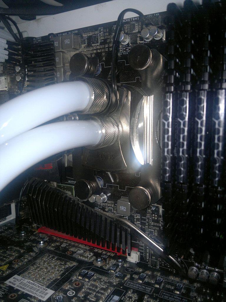 [10/01/2012] Verrücktes Twin-Tower-Projekt: Ein eigenes PC-Gehäuse nur für die Kühlung (11)