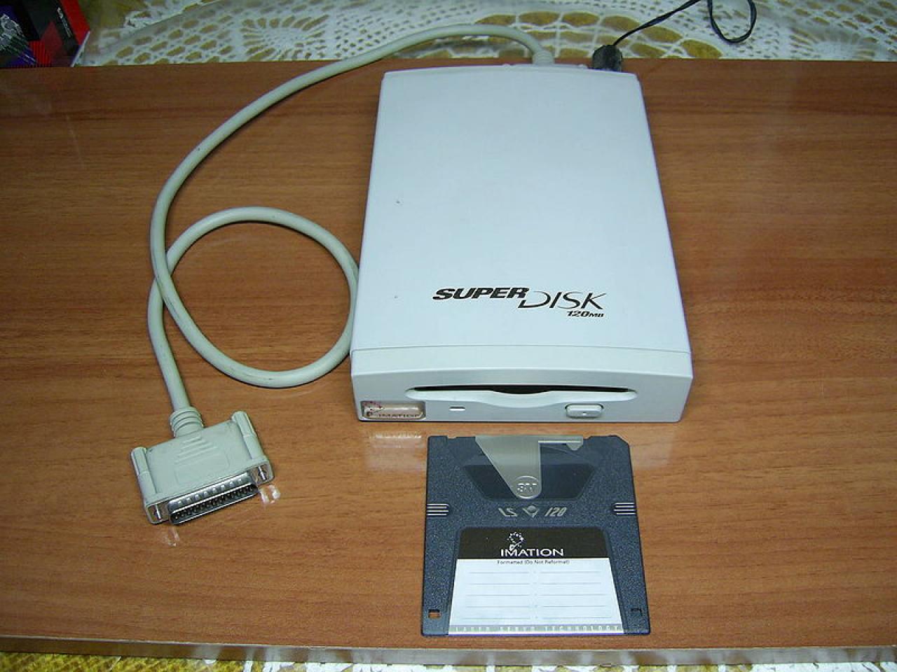 [09/02/2012] Superdisk LS120/240: Abwärtskompatibel zur 3,5-Zoll-Diskette, mit speziellen Medien bis zu 120 oder je nach Modell gar 240 MB möglich.
