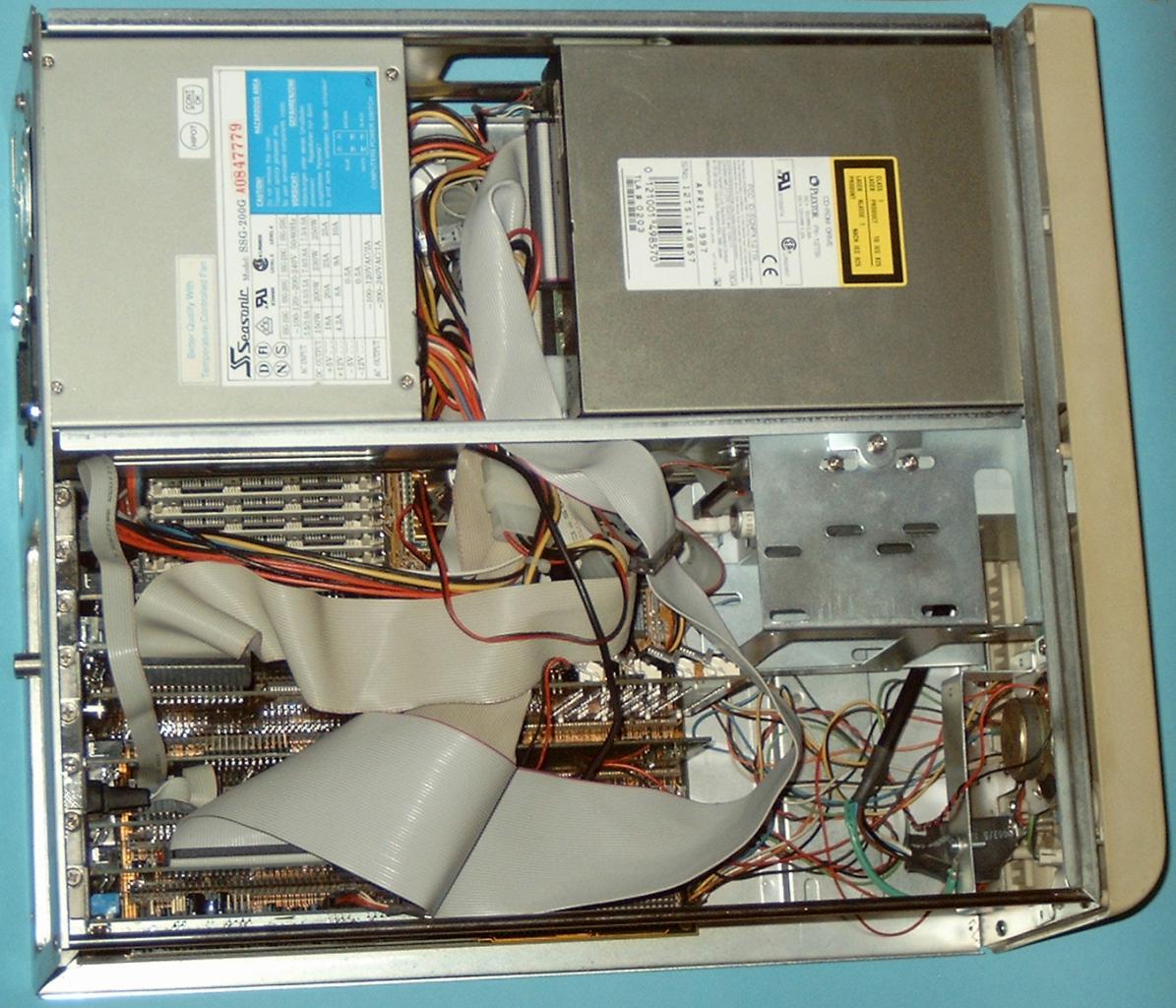 [02/02/2012] Heimcomputer mit 486er-Prozessor (Dieses Bild basiert auf dem Bild 80486-Desktop-PC.jpg aus der freien Mediendatenbank Wikimedia Commons und steht unter der GNU-Lizenz für freie Dokumentation. Der Urheber des Bildes ist Sönke Kraft aka Arnulf zu Linden.)