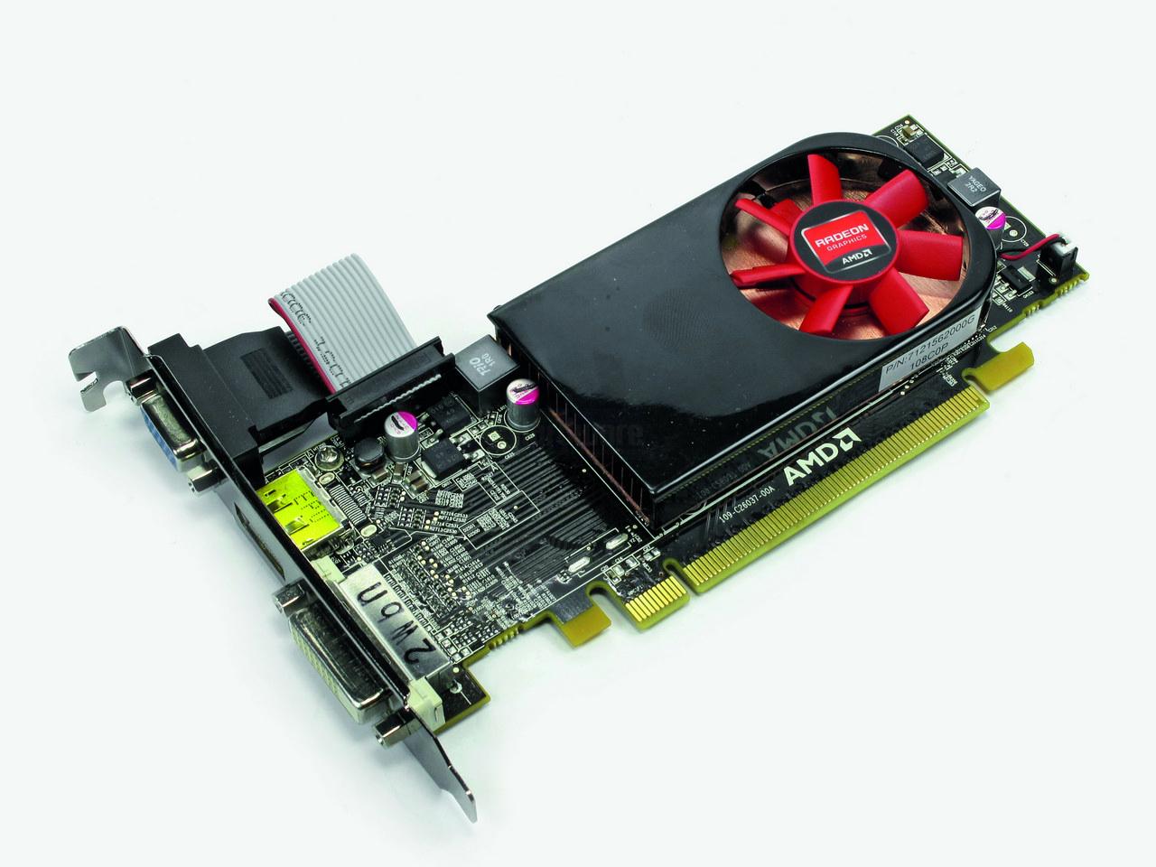 [27/02/2012] AMD Radeon HD 6450 (Apr. 2011): Caicos ist der Einsteigerchip der HD-6000-Reihe und eine Neuentwicklung. Gegenüber der alten Einstiegsgeneration wirft er doppelt soviel Shaderpower in die Waagschale, welche bei der DDR3-Version aufgrund der niedrigen Speicherübertragungsrate jedoch zumeist verpufft. Erst die aus Kostengründen weitaus seltenere GDDR5-Version kann sich hier absetzen.