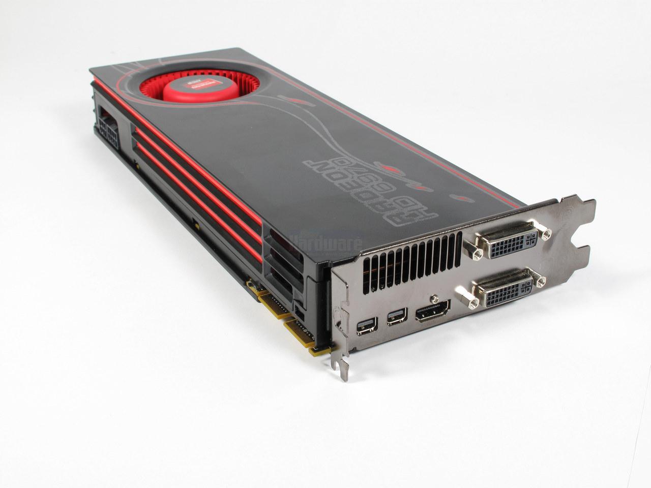 [27/02/2012] AMD Radeon HD 6970 (Dezember 2010): Mit Cayman stellt AMD die Architektur auf ein symmetrisches VLIW4 um - vielleicht als Probeläufer für die kommende GCN-Architektur. Cayman verfügt außerdem über ein zweifach ausgelegtes Front-End, welches die Tessellationsleistung der Radeon verbessern soll. Trotz weniger Shader-Einheiten als der Vorgänger kann die HD-6900-Reihe besonders aus Preis-Leistungssicht überzeugen, auch wenn sie unter demselben AF-Problem wie 