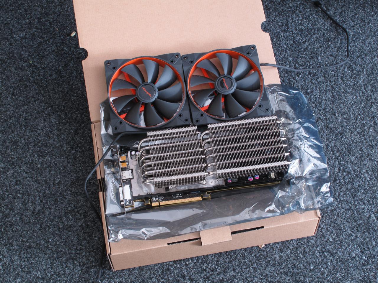 [10/02/2012] Auf dem Bild sehen Sie eines der zahlreichen Custom-Modelle der 7970, die uns in den letzten Wochen erreichte. Falls Sie mit einem Kauf liebäugeln, sollten Sie zumindest bis zur Veröffentlichung der PCGH-Print 04/12 warten.
