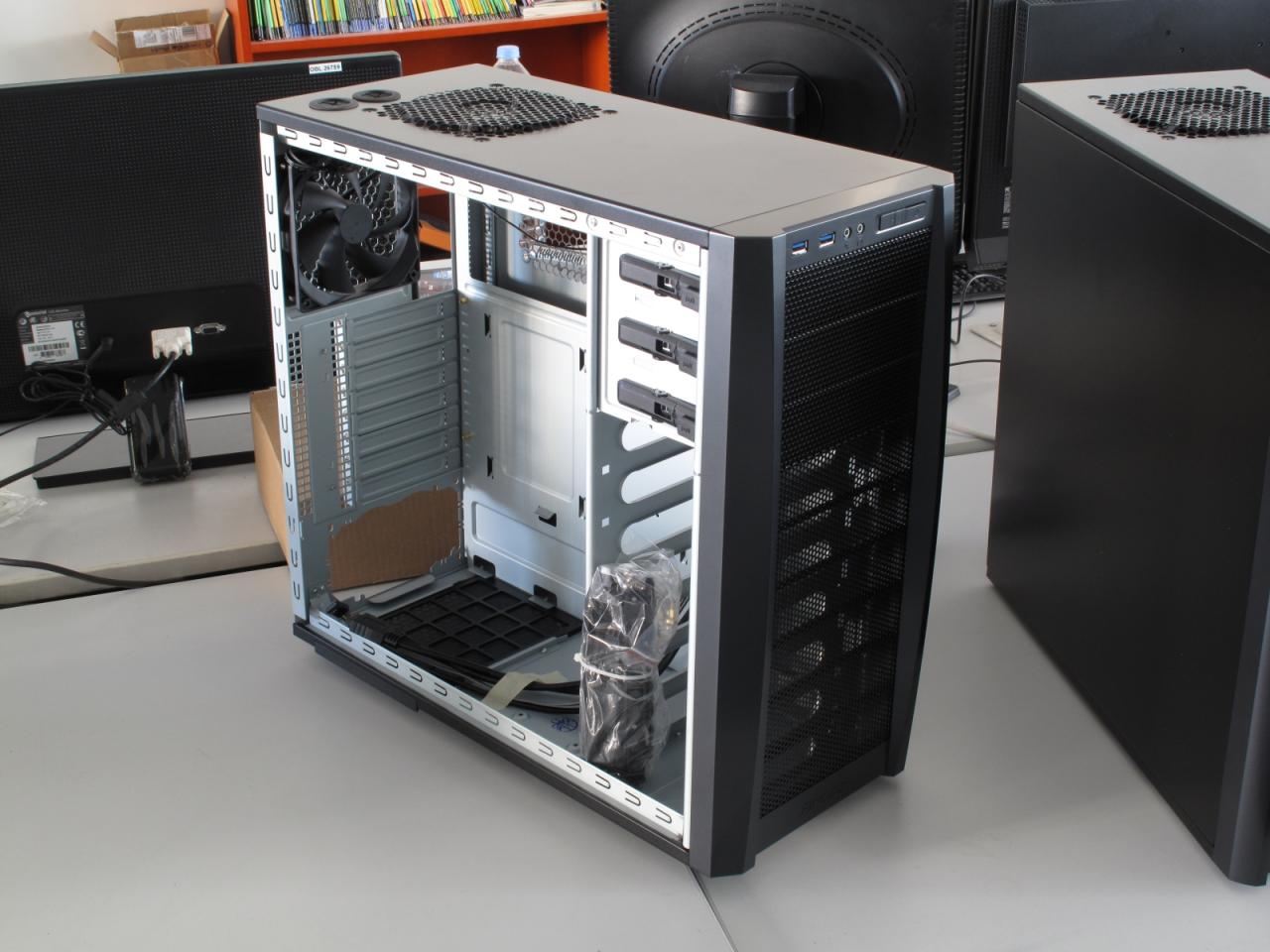 [03/02/2012] Erst vor kurzem vorgestellt, jetzt schon in der PCGH-Redaktion: Das Antec Three Hundred Two-Gehäuse. Ob sich die Änderungen zum Vorgänger ausgezahlt haben, wird sich spätestens beim Showdown im Testlabor zeigen.