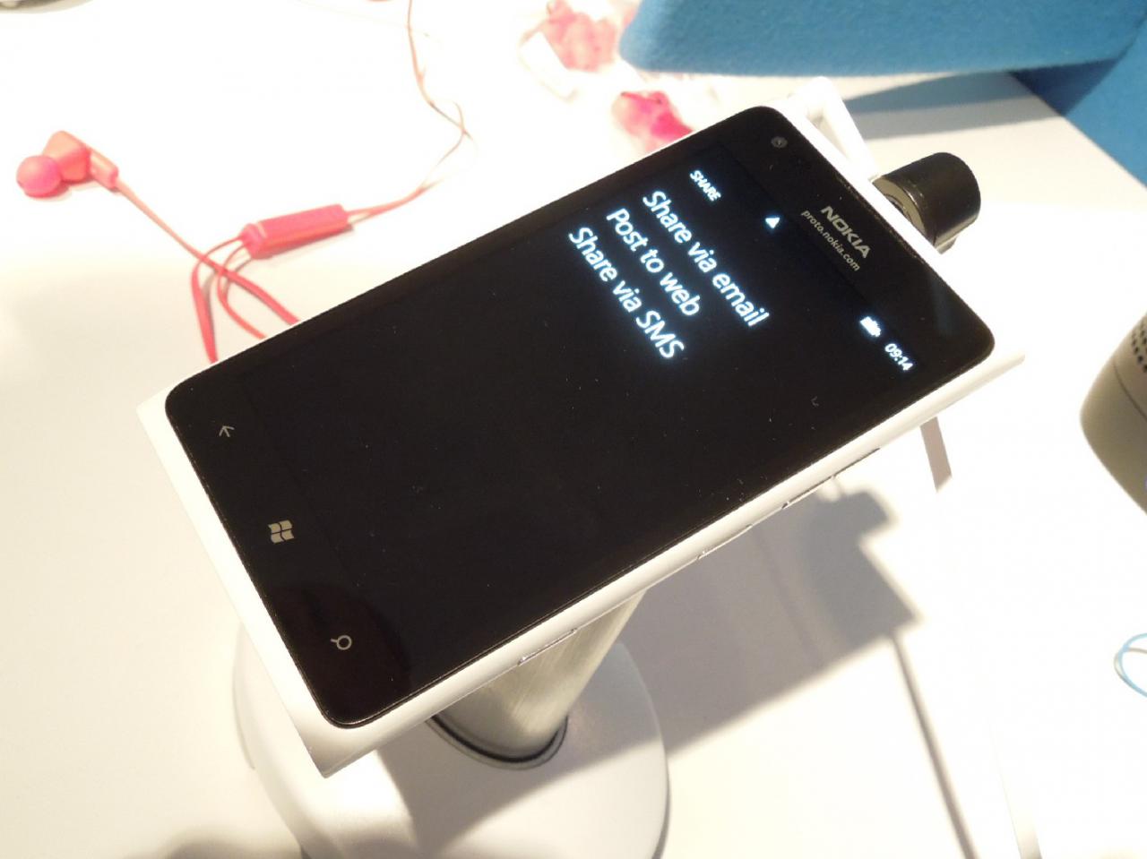 [27/02/2012] Nokia Lumia 900 und Lumia 610 (190 Euro) im Hans-on-Test mit Nokia Music und Nokia Read (3)