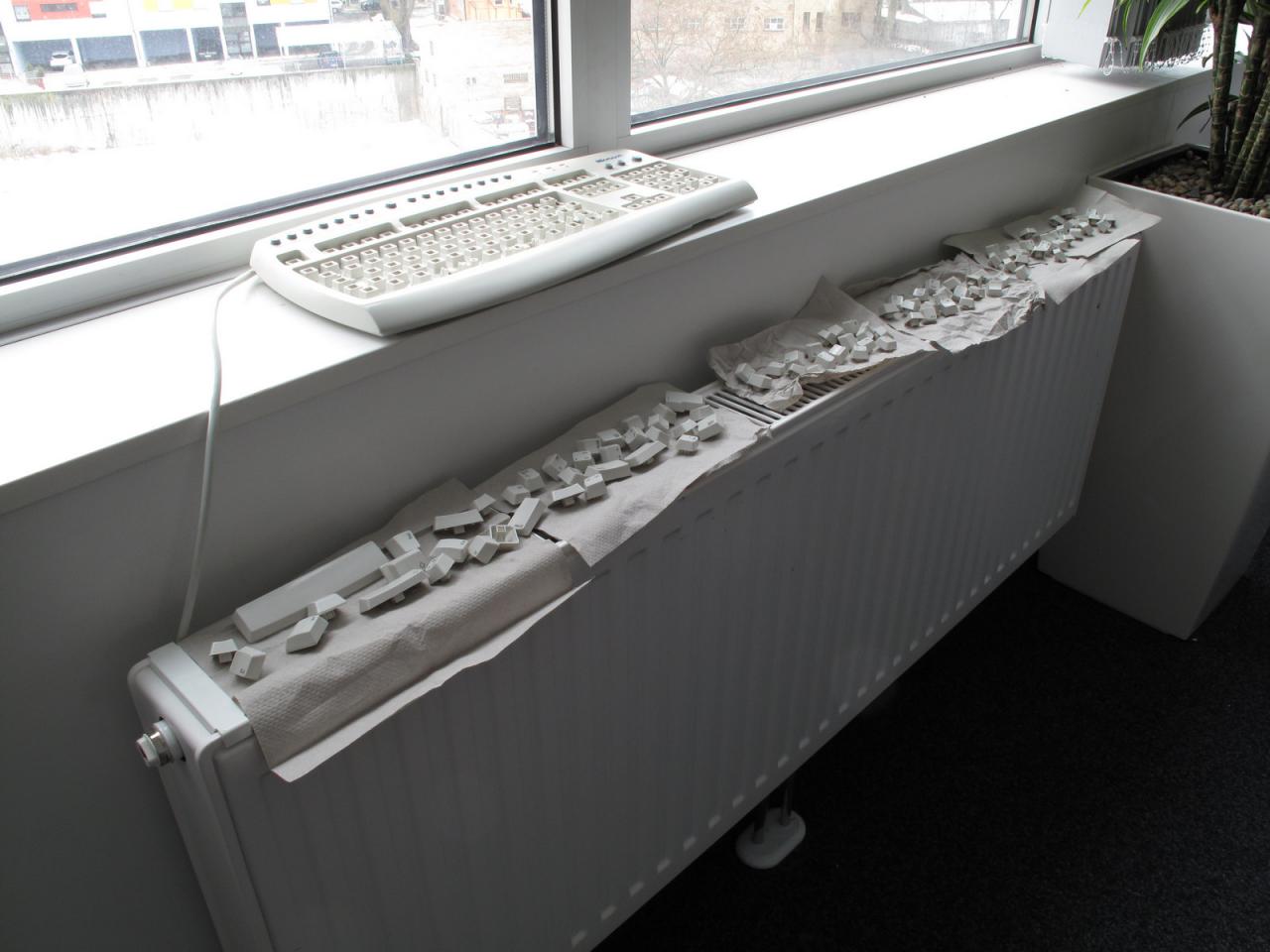 [17/02/2012] Nicht nur sauber, sondern weiß. Womit sonst nur in der Waschmittelwerbung geworben wird, das gilt auch für das Keyboard, welches unser Putzteufel Frank Stöwer für die porentiefe Reinigung kurzerhand in die Spülmaschine verfrachtet hat. 