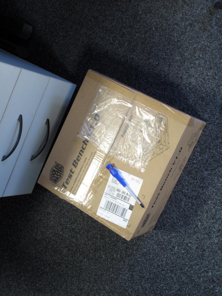[17/02/2012] Hurra, hurra, die Post war da und lieferte einen von Cooler Master gesponserten Benchtable, damit das Trio Sauter, Spille und Vötter Benchmarks jetzt noch schneller und effizienter durchführen kann. Wir sagen artig danke! 