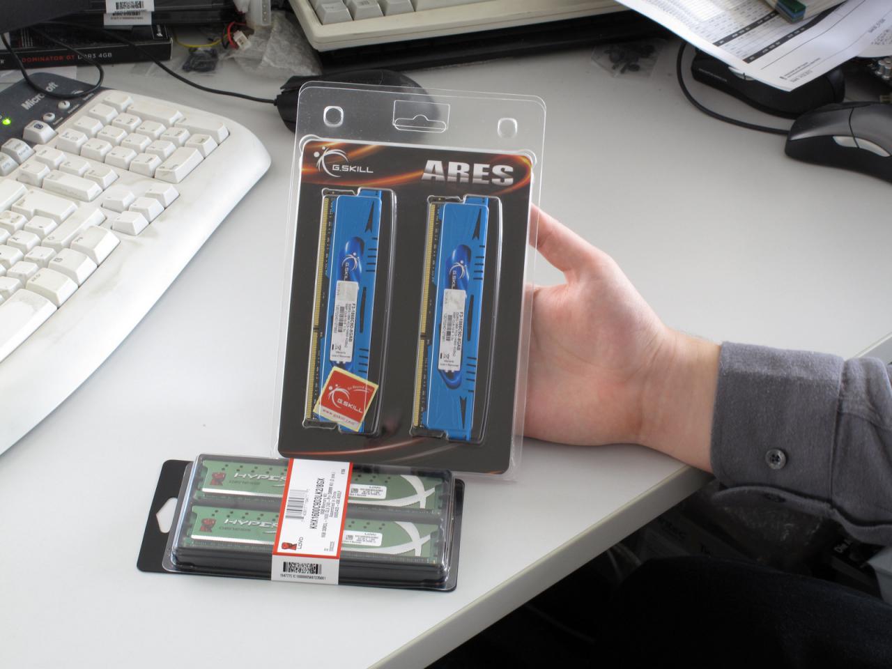 [17/02/2012] Noch nicht im Handel aber schon bei Stephan in der Kralle, respektive auf dem Schreibtisch: der Ares-High-Performance-DDR3-Speicher von G.Skill. Da freut sich das Testerherz:) 