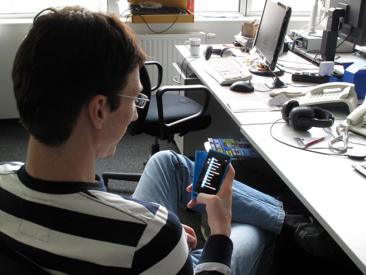 [17/02/2012] Blau, blau, blau ist das neue Nokia Lumia 800, das mit Windows Mobile als Betriebssystem arbeitet und in Andis Händen gar keine schlechte Figur macht. Das ist mal was anderes wie immer diese Telefone mit dem angefressene Appel drauf oder? 