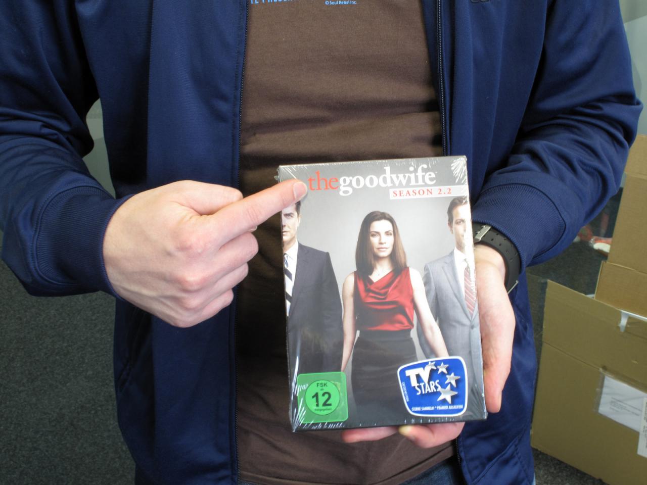 [17/02/2012] Anwalts-Serien-Fan Thilo präsentiert stolz seine neueste Errungenschaft. Auch wenn der Titel es vielleicht suggeriert, handelt es hier nicht um eine Videoanleitung, wie man zur guten Ehefrau wird.
