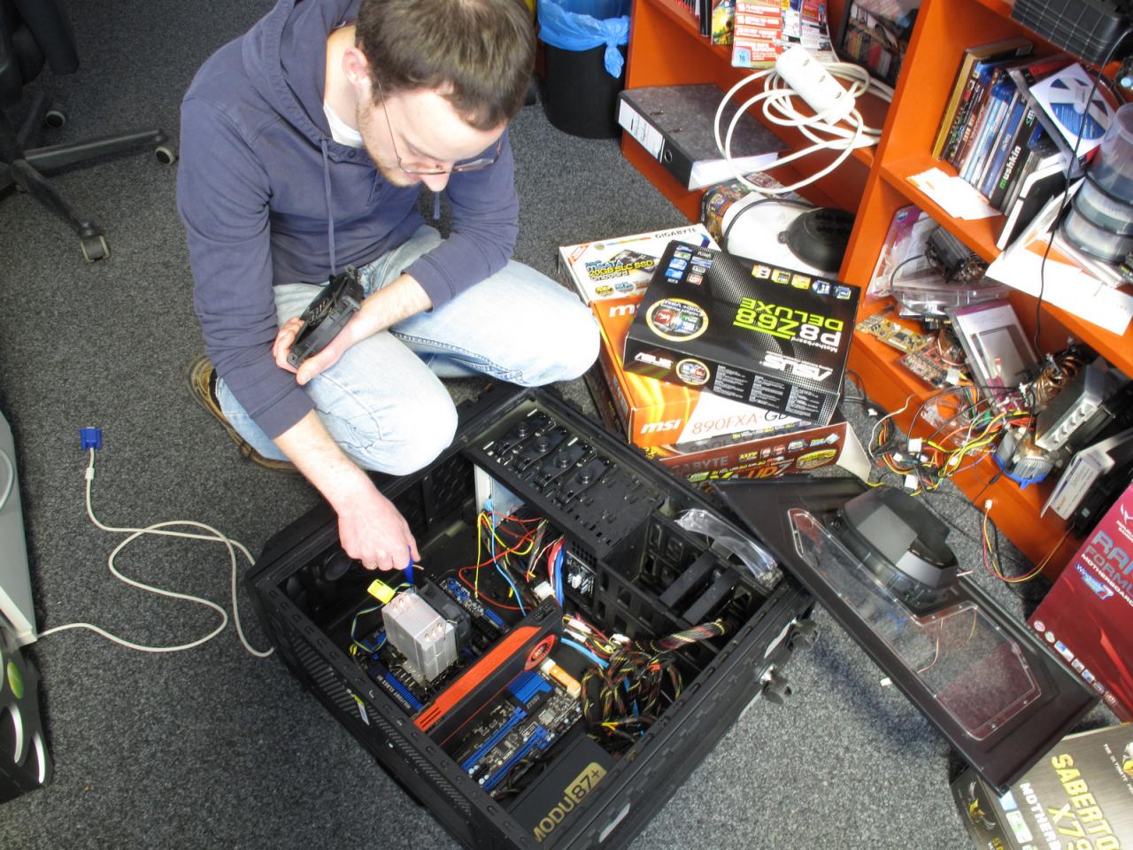 [17/02/2012] Das Basteln ist des Daniels Lust. Mit dieser Vermutung liegen Sie gar nicht so falsch, denn für seine Mainboard-Marktübersicht kommt er um wohl nicht darum herum, seine Schrauber-Skills unter Beweis zu stellen. 