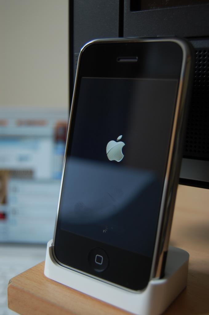 [15/02/2012] Je nach Model-Ausführung lag der Preis des Iphones zur Markteinführung in den USA bei 499 US-Dollar (379 Euro) beziehungsweise 599 US-Dollar (455 Euro). 