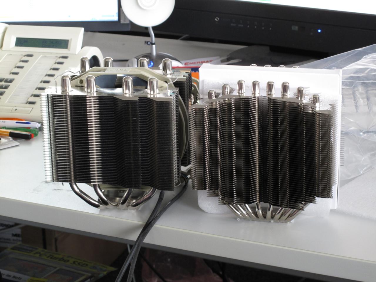 [24/02/2012] Alt gegen Neu: Zur rechten sehen Sie die neue Version des Thermaltake Silverarrow. Das verbesserte Design bietet unter anderem acht Heatpipes - ob uns ein Überflieger erwartet?