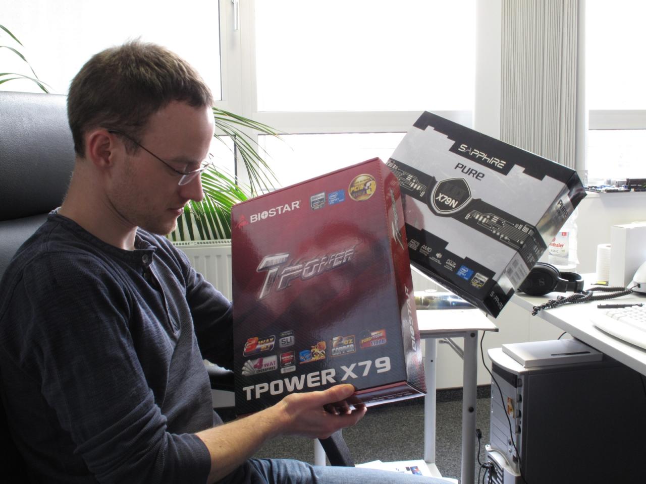 [24/02/2012] Die aktuelle Ausgabe ist noch nicht einmal im Kasten und schon richtet Daniel Möllendorf seinen Blick auf die Kommende. Mit Biostar und Sapphire sind zwei interessante Hersteller für den kommenden X79-Mainboard-Test im Rennen.