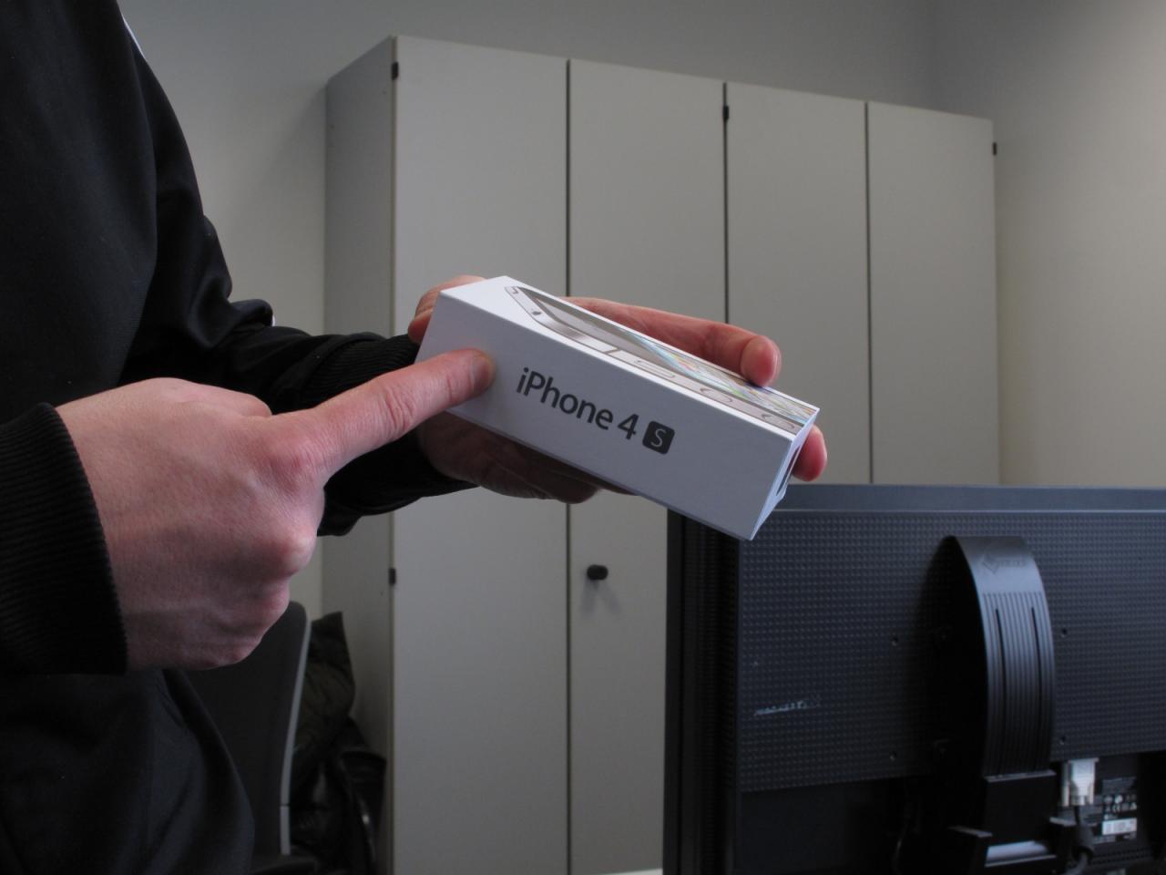[24/02/2012] Von der Steinzeit in die Neuzeit: Chefredakteur Thilo erhält ein Upgrade von dem Iphone 3GS auf das Iphone 4S (wurde aber auch Zeit).