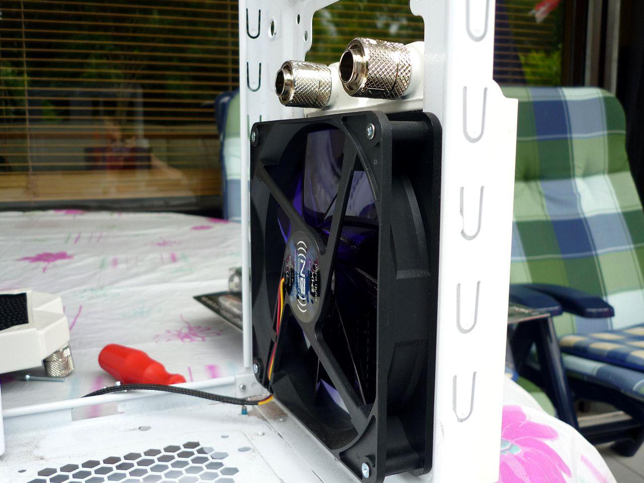 [03/02/2012] Wakü-Casemod: Blaues Leuchten aus dem Cooler Master CM 690 II (33)