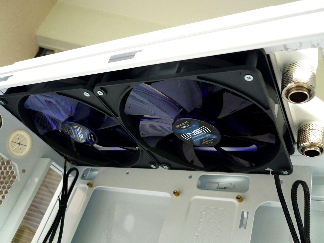 [03/02/2012] Wakü-Casemod: Blaues Leuchten aus dem Cooler Master CM 690 II (35)