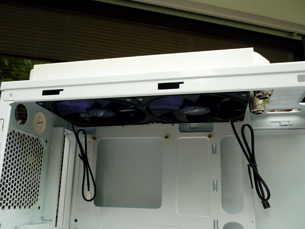 [03/02/2012] Wakü-Casemod: Blaues Leuchten aus dem Cooler Master CM 690 II (36)