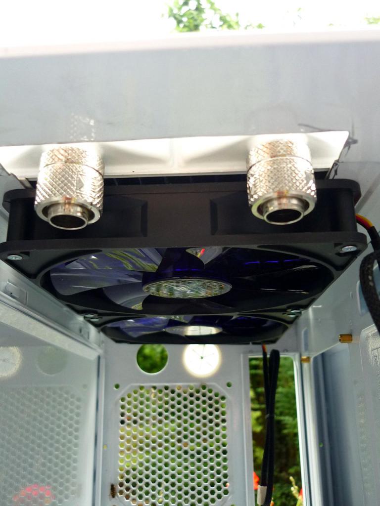 [03/02/2012] Wakü-Casemod: Blaues Leuchten aus dem Cooler Master CM 690 II (41)
