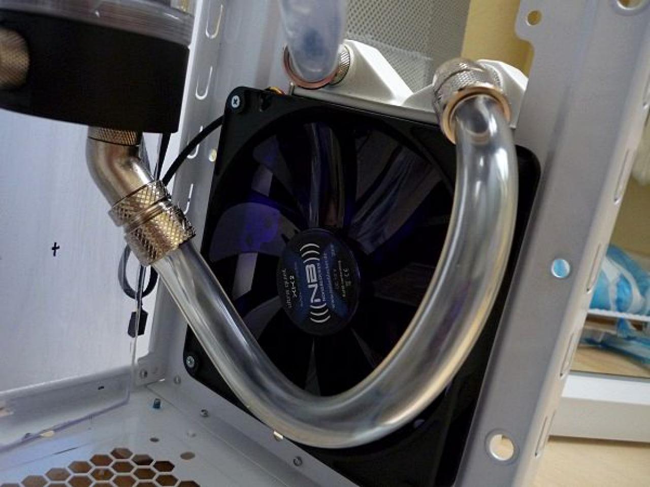 [03/02/2012] Wakü-Casemod: Blaues Leuchten aus dem Cooler Master CM 690 II (62)