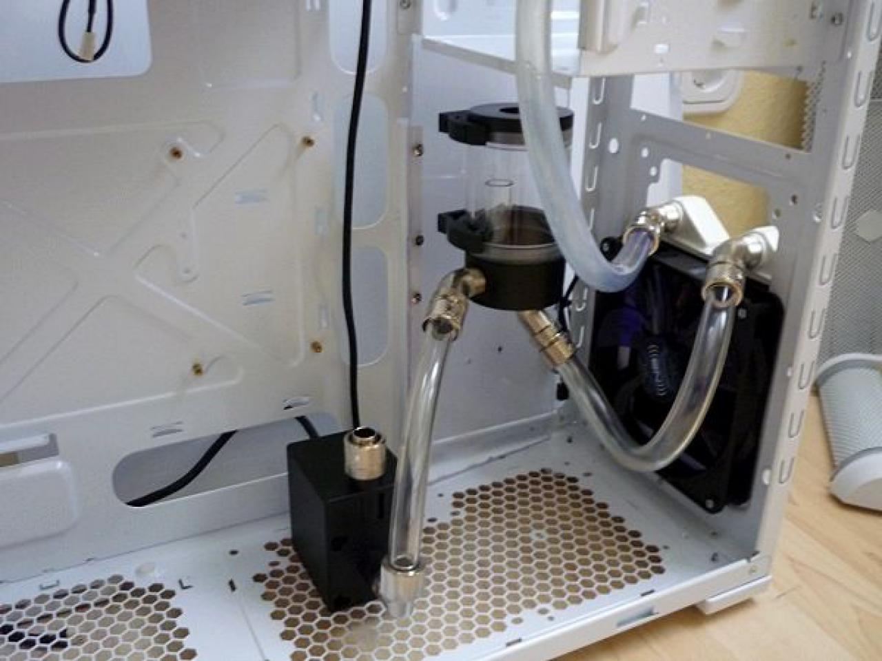 [03/02/2012] Wakü-Casemod: Blaues Leuchten aus dem Cooler Master CM 690 II (65)