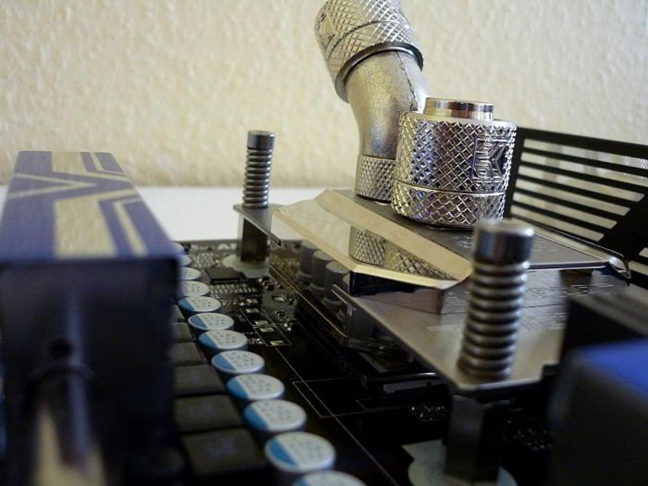 [03/02/2012] Wakü-Casemod: Blaues Leuchten aus dem Cooler Master CM 690 II (76)