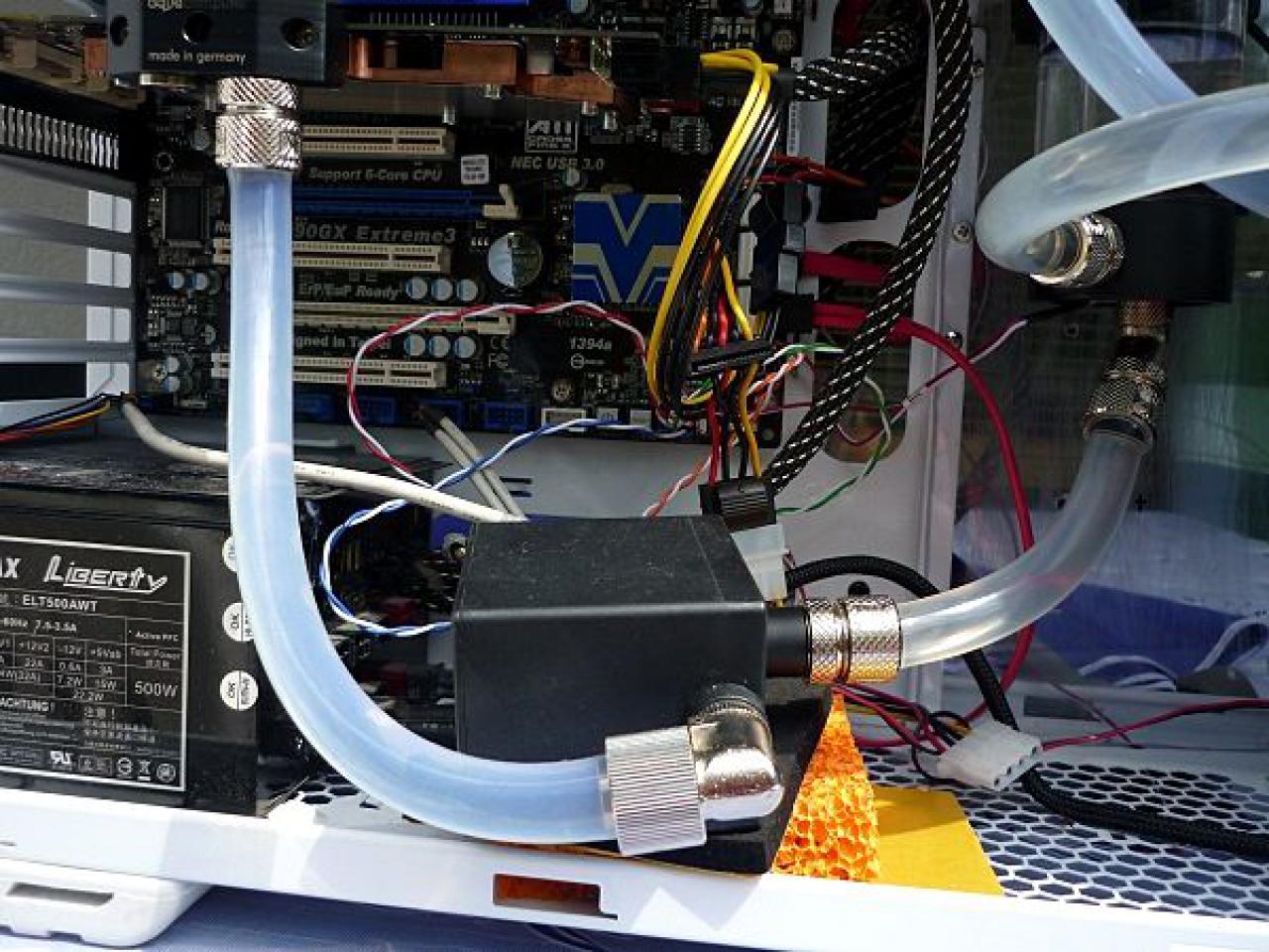 [03/02/2012] Wakü-Casemod: Blaues Leuchten aus dem Cooler Master CM 690 II (90)