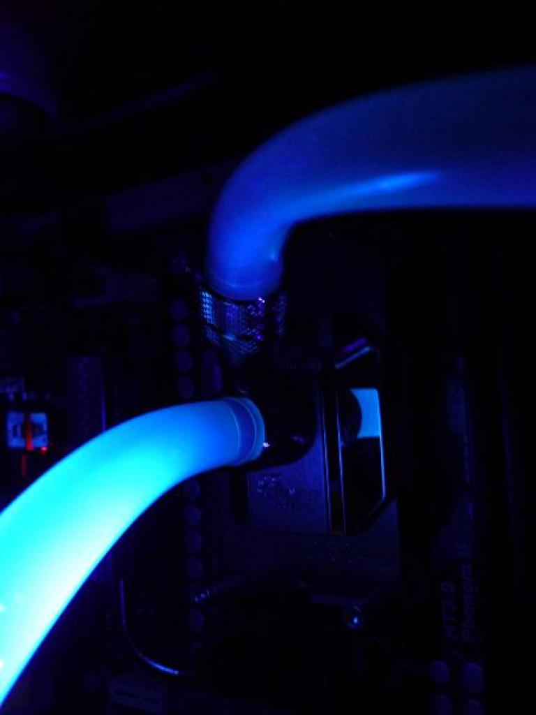 [03/02/2012] Wakü-Casemod: Blaues Leuchten aus dem Cooler Master CM 690 II (96)