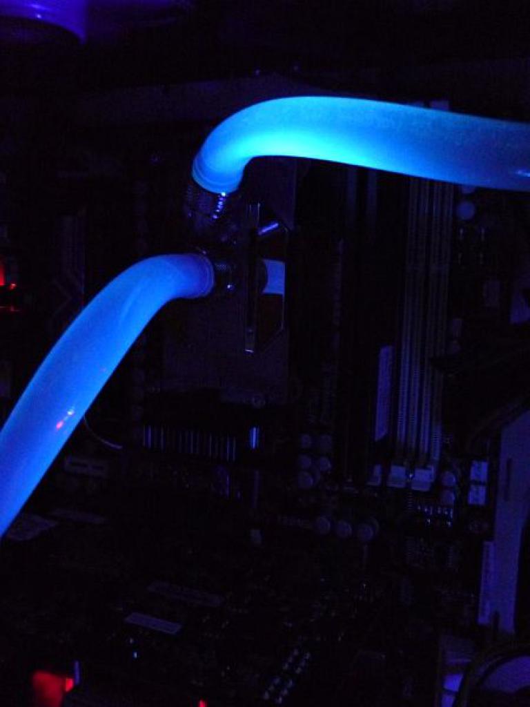 [03/02/2012] Wakü-Casemod: Blaues Leuchten aus dem Cooler Master CM 690 II (98)