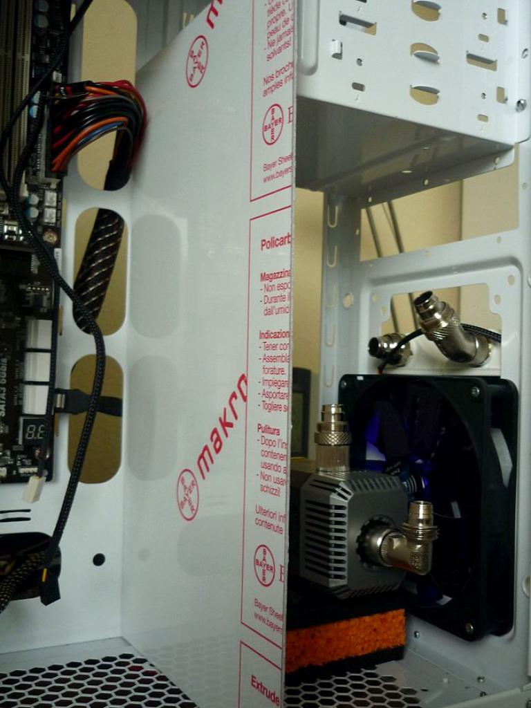 [03/02/2012] Wakü-Casemod: Blaues Leuchten aus dem Cooler Master CM 690 II (128)