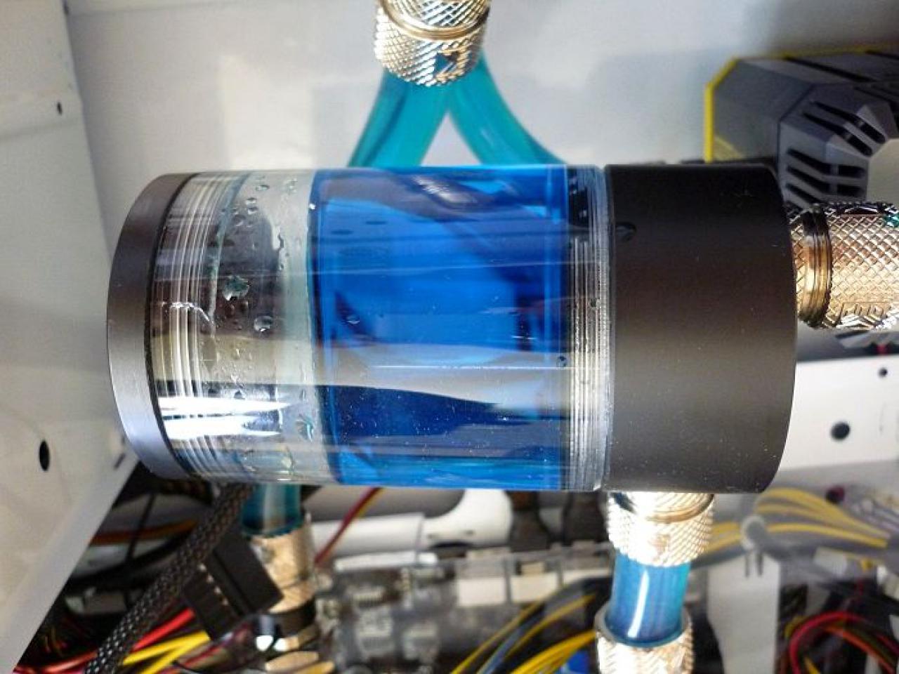 [03/02/2012] Wakü-Casemod: Blaues Leuchten aus dem Cooler Master CM 690 II (169)