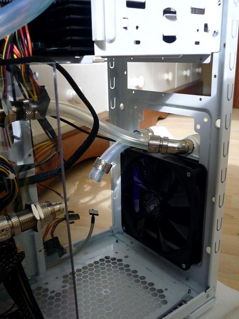 [03/02/2012] Wakü-Casemod: Blaues Leuchten aus dem Cooler Master CM 690 II (182)