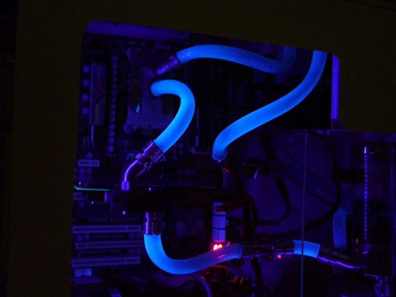 [03/02/2012] Wakü-Casemod: Blaues Leuchten aus dem Cooler Master CM 690 II (216)
