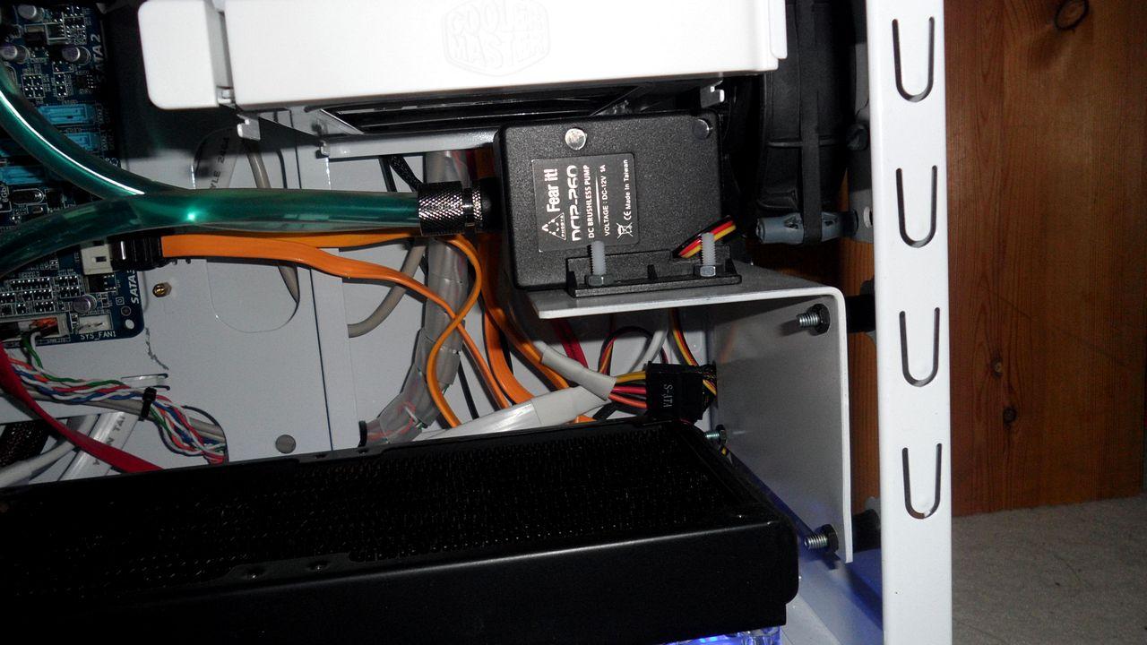 [03/02/2012] Wakü-Casemod: Blaues Leuchten aus dem Cooler Master CM 690 II (217)