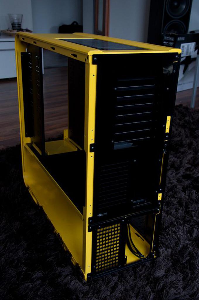 [24/02/2012] Projekt Angry Bee: Schwarz-gelbe Casemod in Bienen-Optik (2)