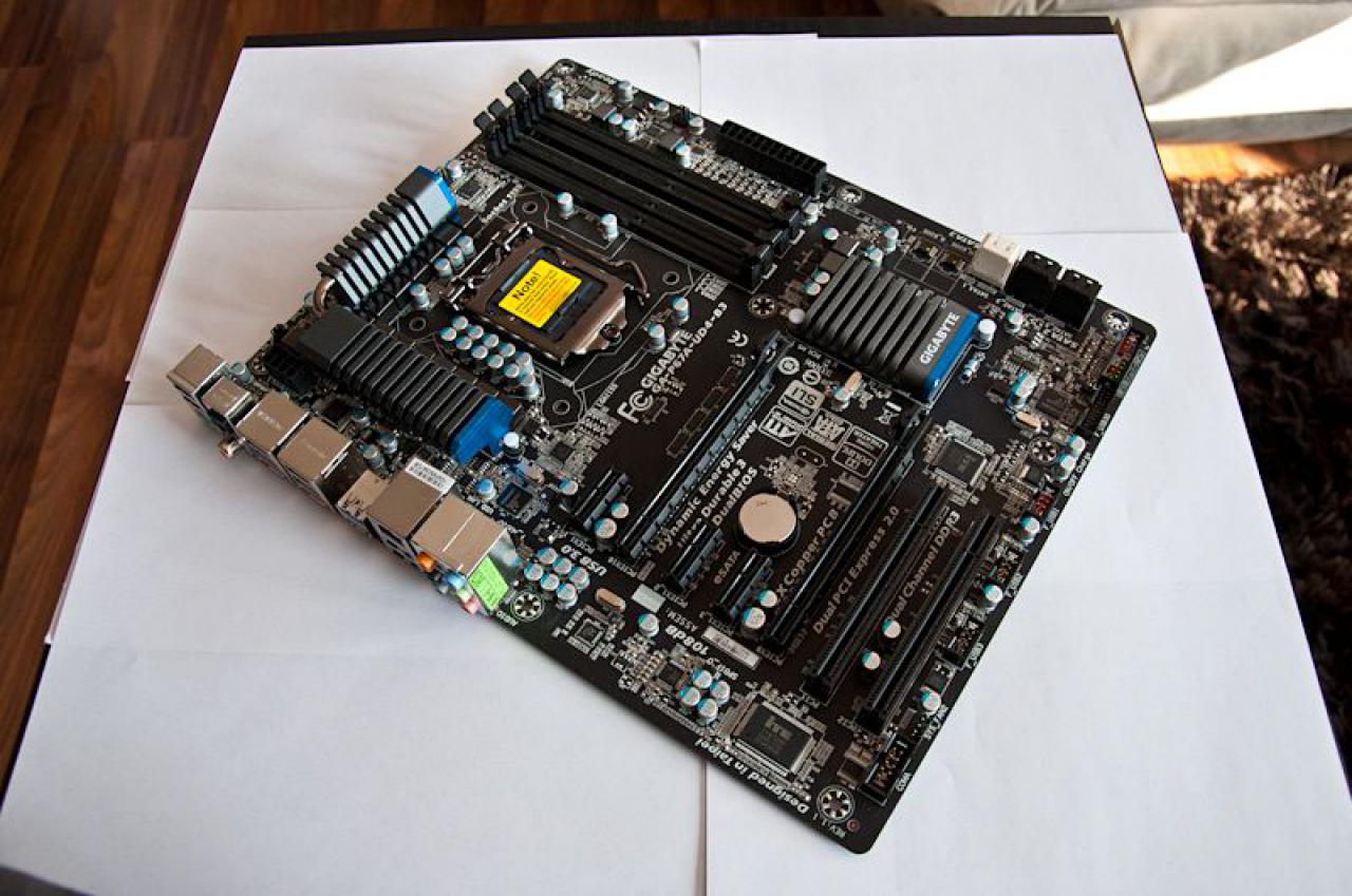 [24/02/2012] Projekt Angry Bee: Schwarz-gelbe Casemod in Bienen-Optik (5)