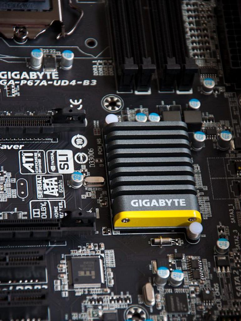 [24/02/2012] Projekt Angry Bee: Schwarz-gelbe Casemod in Bienen-Optik (12)