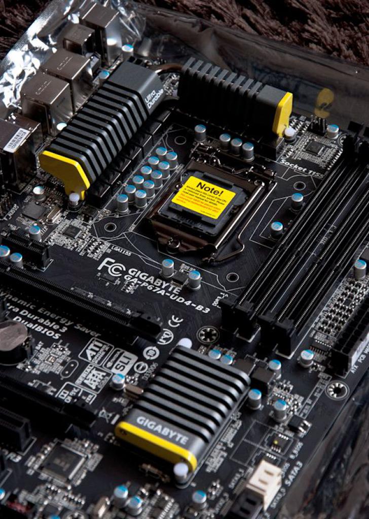 [24/02/2012] Projekt Angry Bee: Schwarz-gelbe Casemod in Bienen-Optik (13)