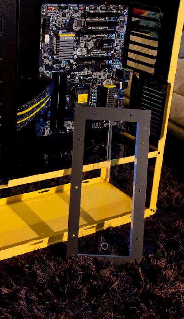 [24/02/2012] Projekt Angry Bee: Schwarz-gelbe Casemod in Bienen-Optik (14)