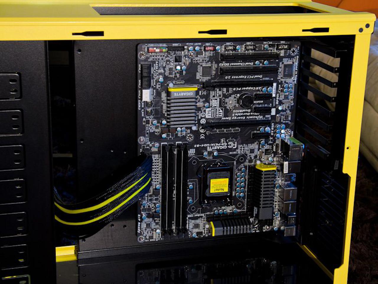 [24/02/2012] Projekt Angry Bee: Schwarz-gelbe Casemod in Bienen-Optik (15)