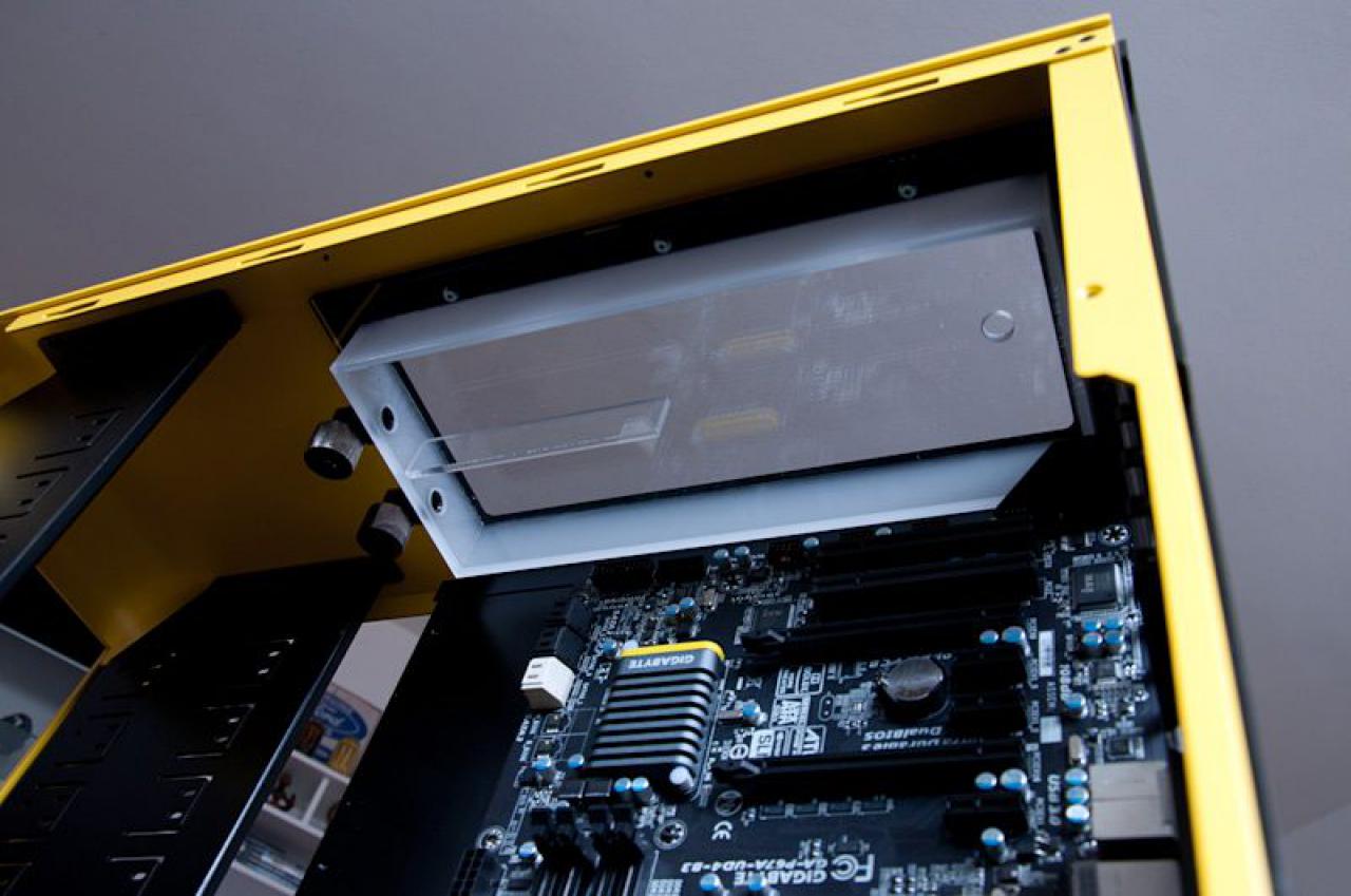 [24/02/2012] Projekt Angry Bee: Schwarz-gelbe Casemod in Bienen-Optik (16)