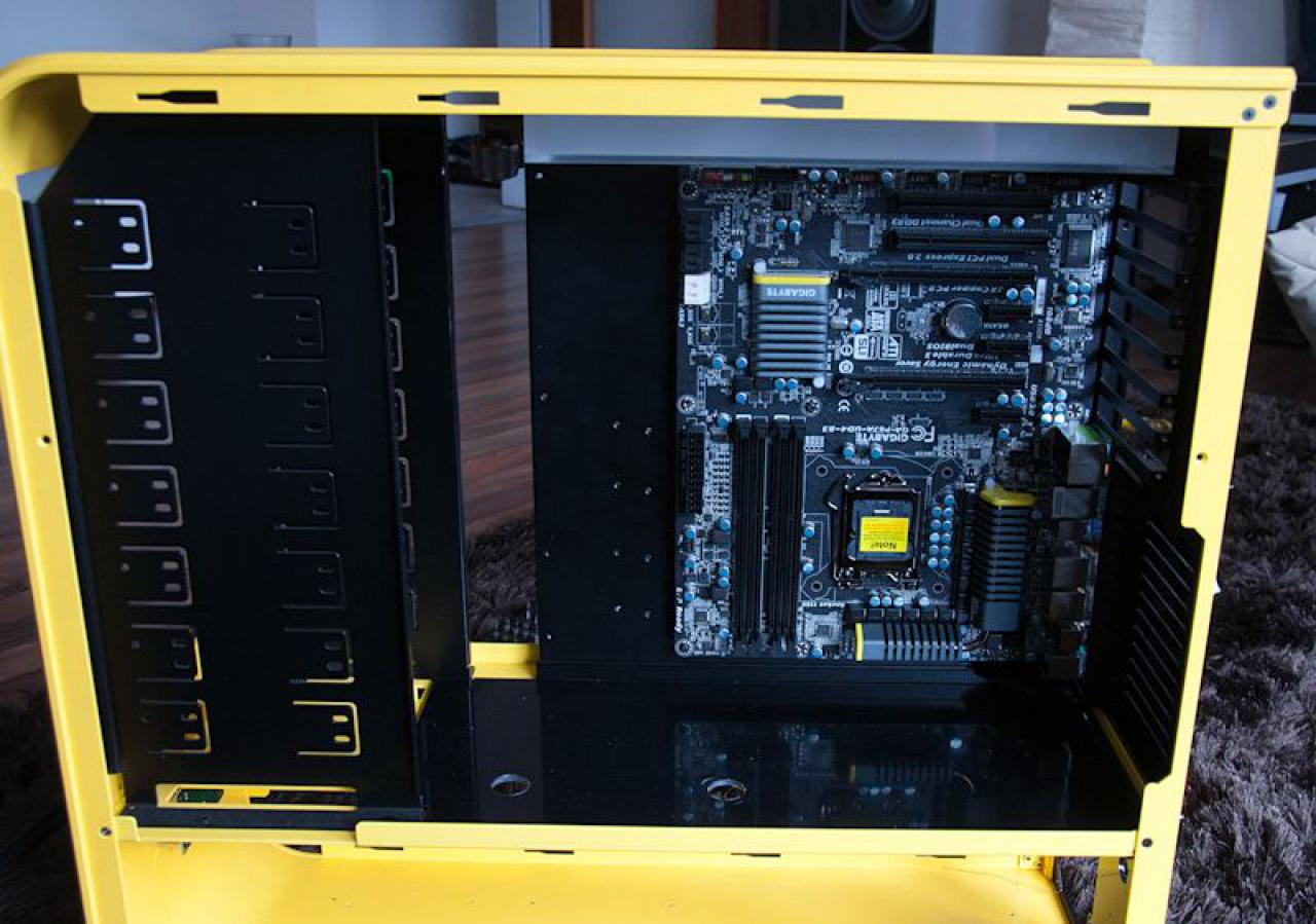 [24/02/2012] Projekt Angry Bee: Schwarz-gelbe Casemod in Bienen-Optik (17)