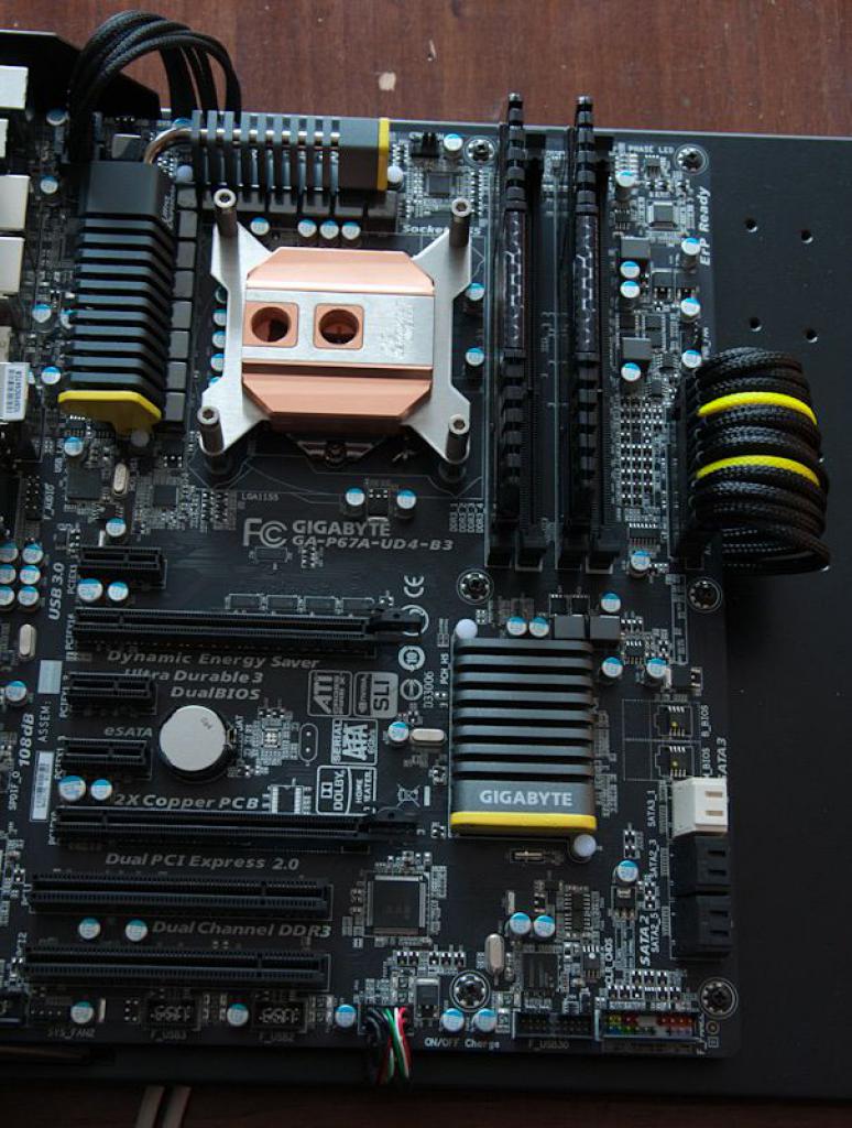[24/02/2012] Projekt Angry Bee: Schwarz-gelbe Casemod in Bienen-Optik (19)