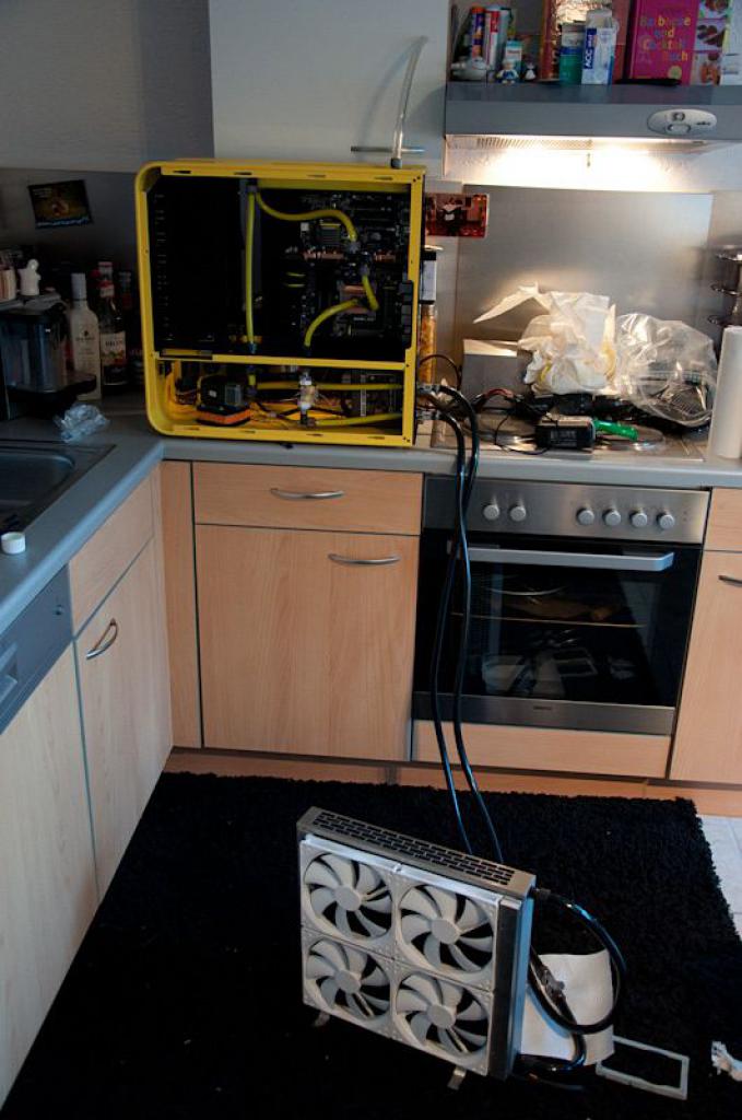 [24/02/2012] Projekt Angry Bee: Schwarz-gelbe Casemod in Bienen-Optik (20)