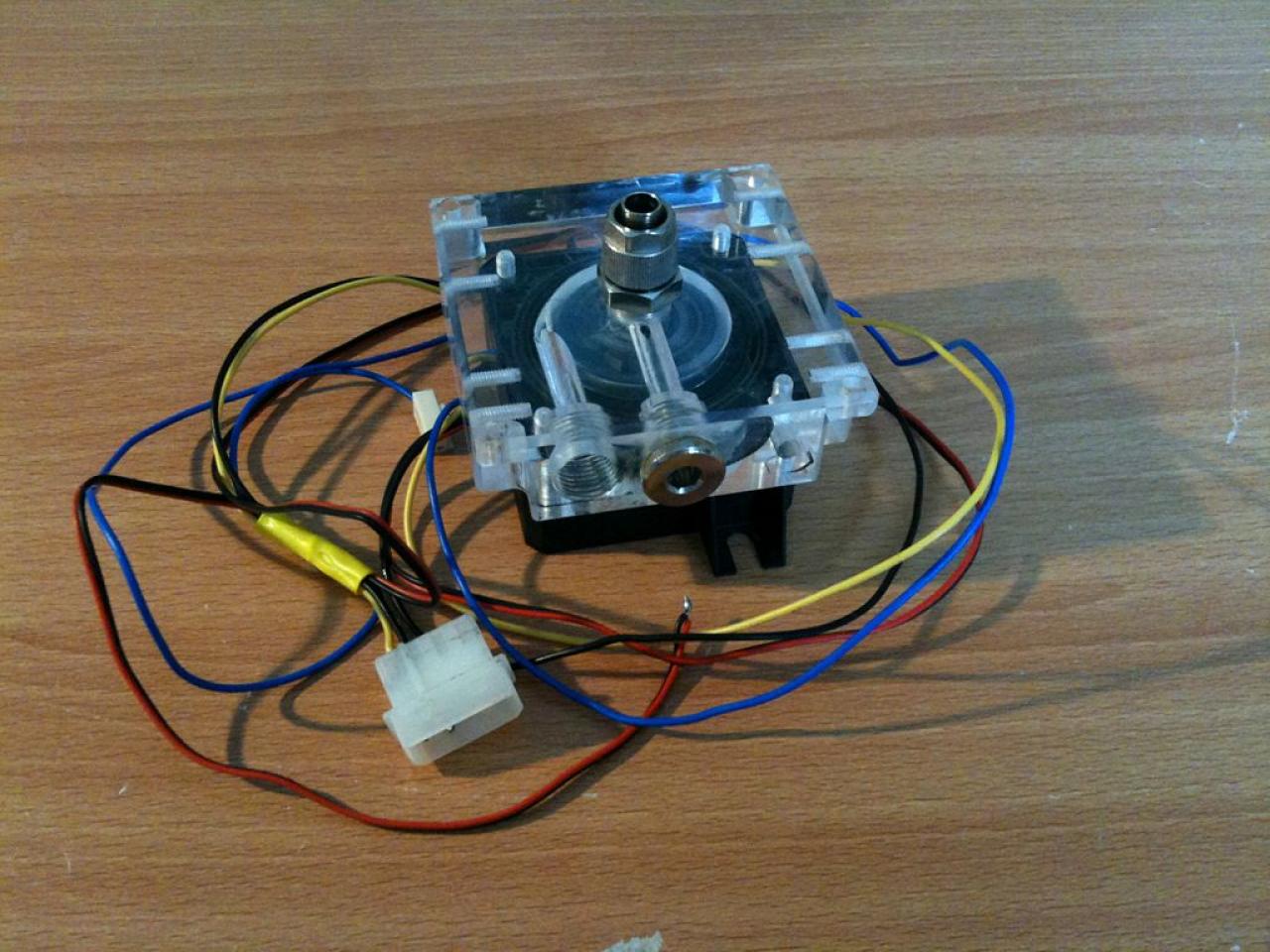 [03/02/2012] Bloody Mary: Weiß-rote Casemod mit interessanten Detaillösungen (5)
