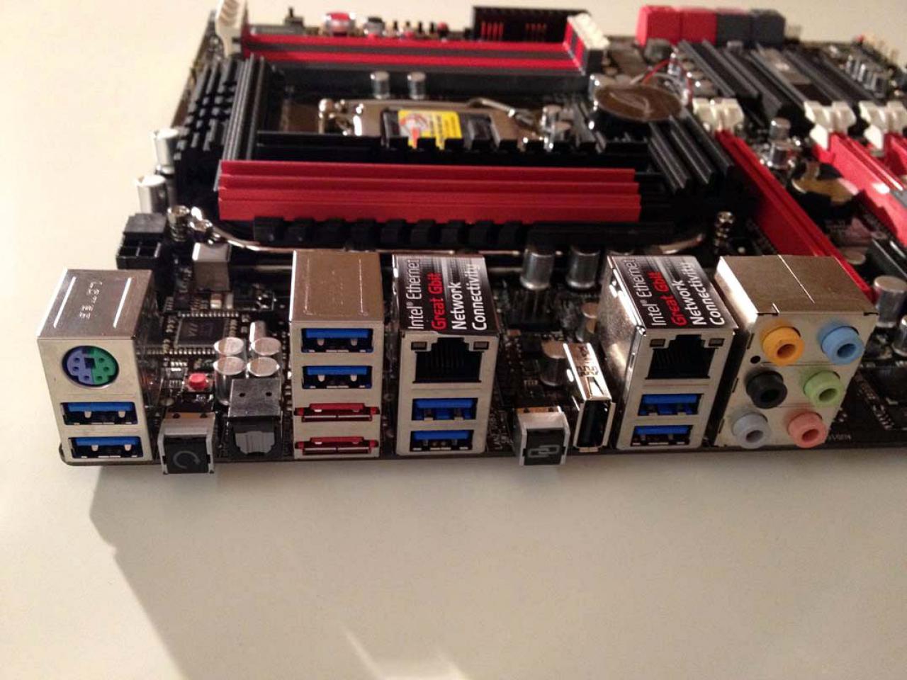 [03/02/2012] Bloody Mary: Weiß-rote Casemod mit interessanten Detaillösungen (32)
