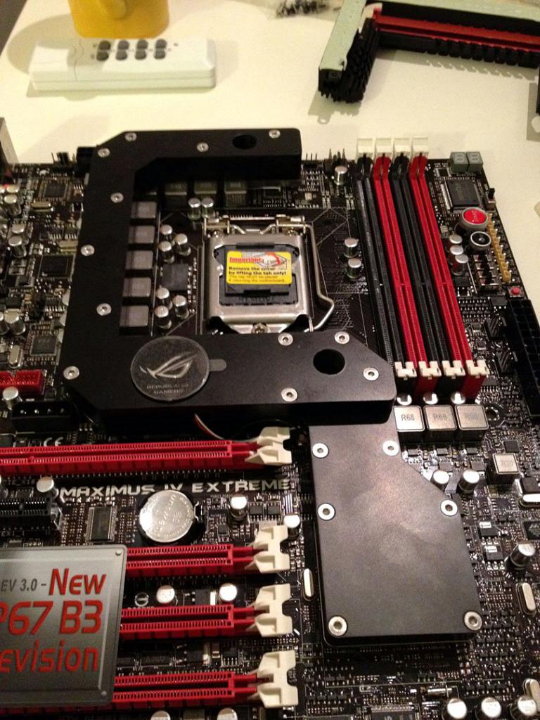 [03/02/2012] Bloody Mary: Weiß-rote Casemod mit interessanten Detaillösungen (67)