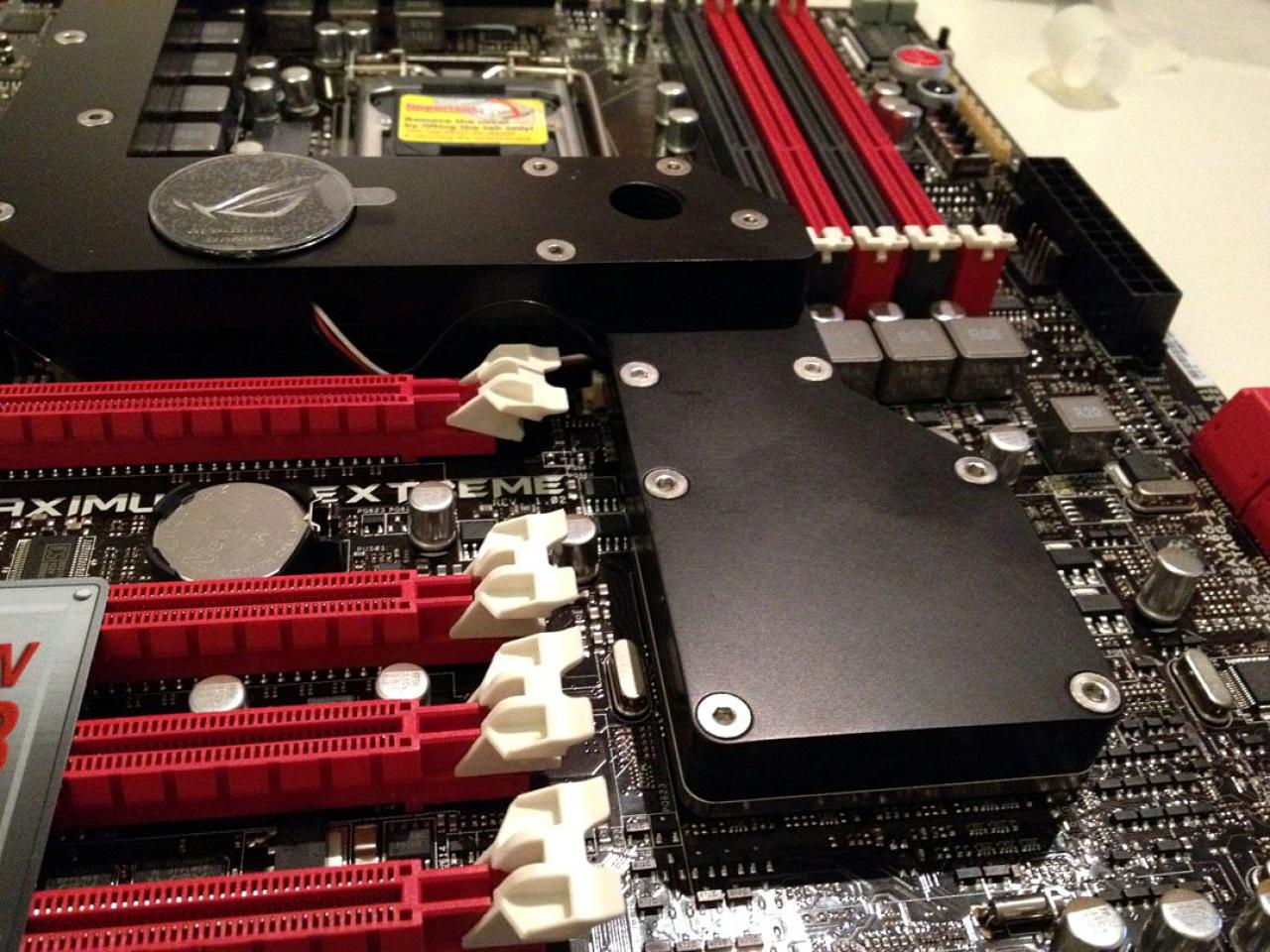 [03/02/2012] Bloody Mary: Weiß-rote Casemod mit interessanten Detaillösungen (69)