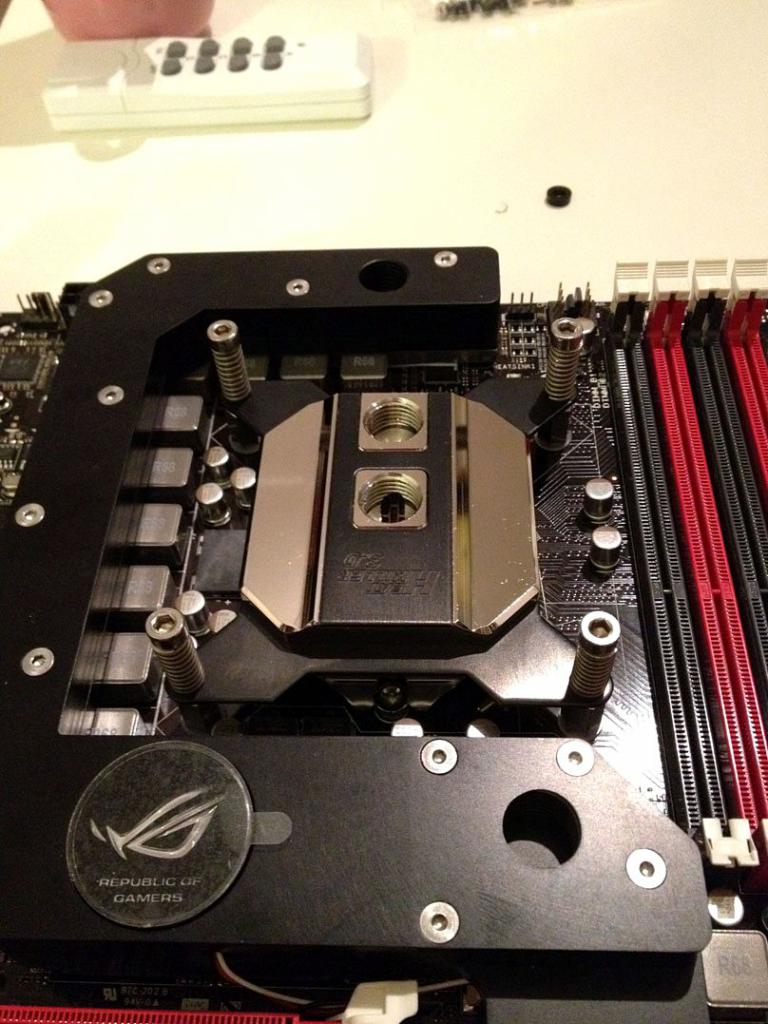 [03/02/2012] Bloody Mary: Weiß-rote Casemod mit interessanten Detaillösungen (70)